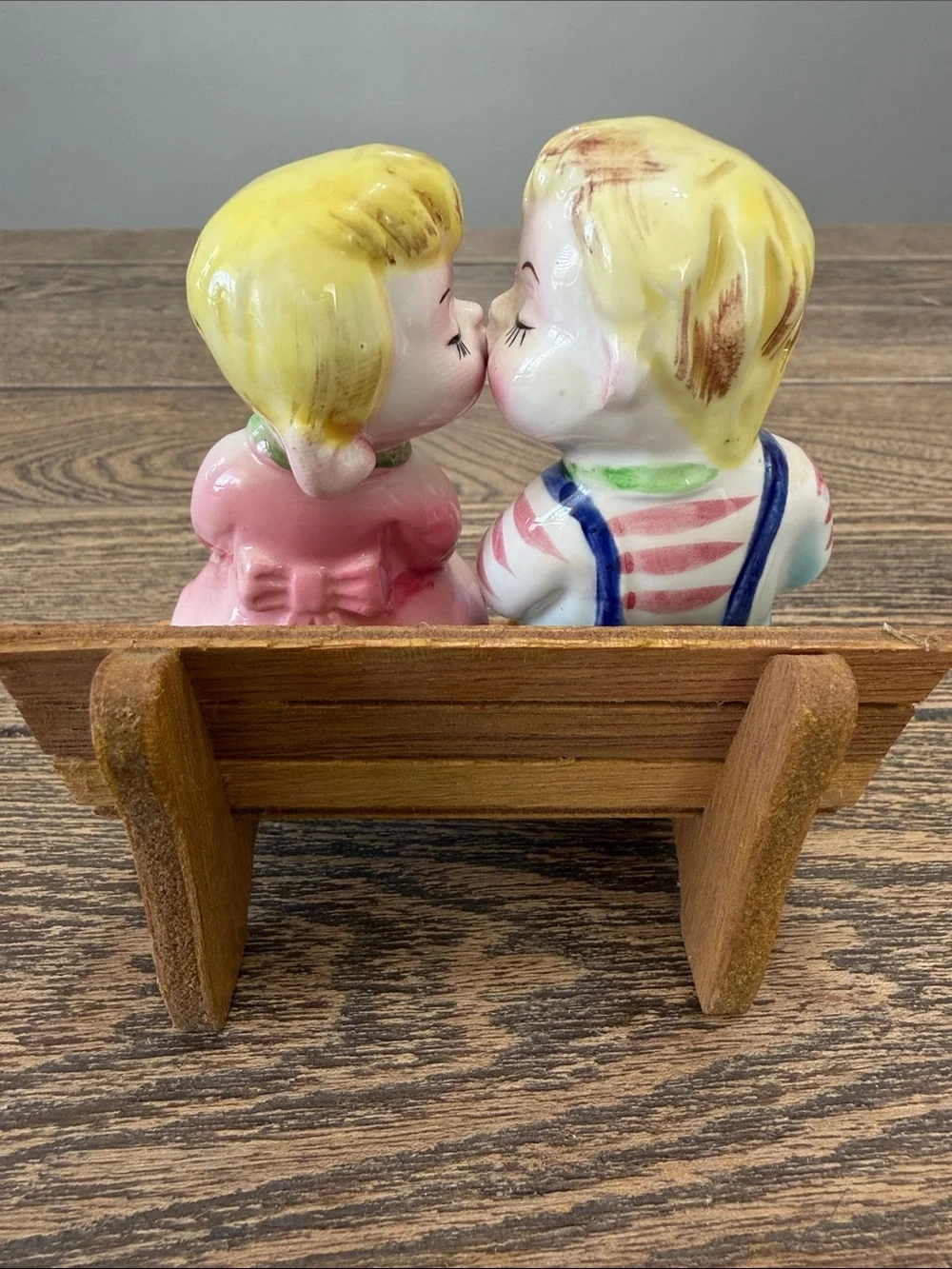 Mid-Century 3-Piece Salt Pepper Shakers Girl Boy Kissing Japan Vtg Shelf Sitters